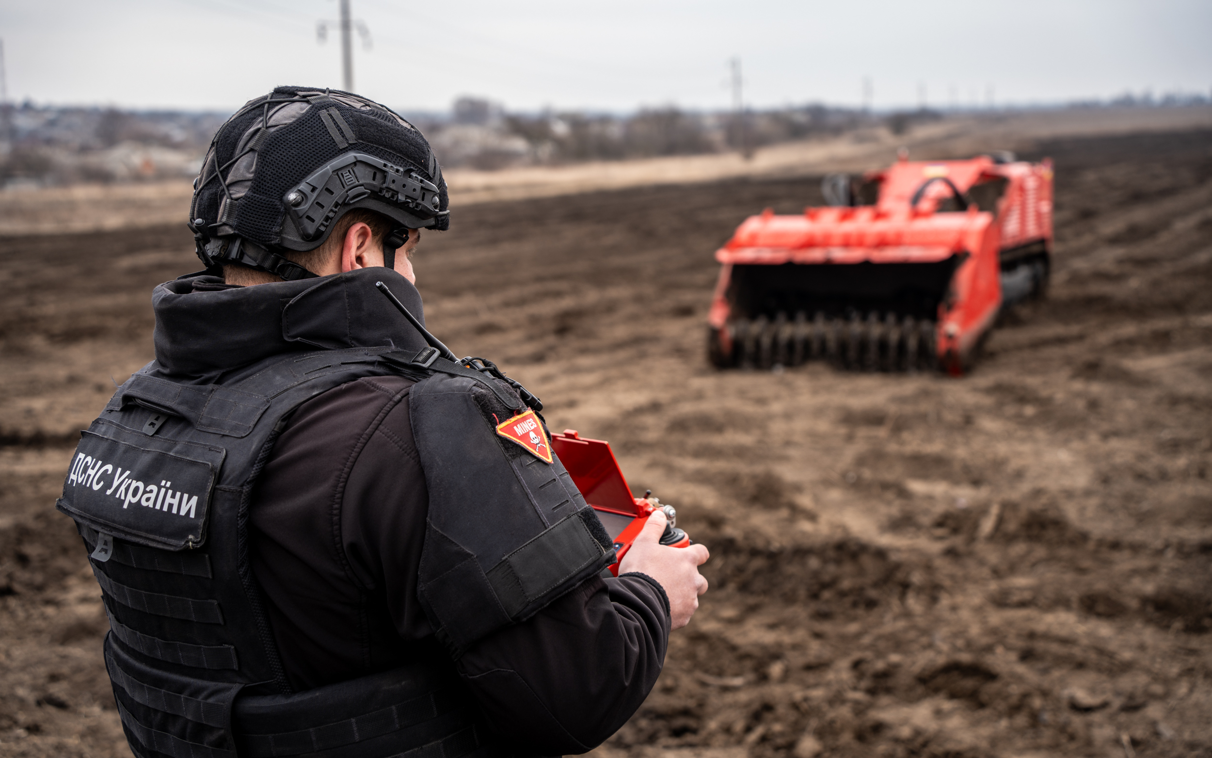 Для розмінування фахівці використовують найсучаснішу техніку, зокрема дрони і роботизовані системи. Фото з сайту gwaramedia.com