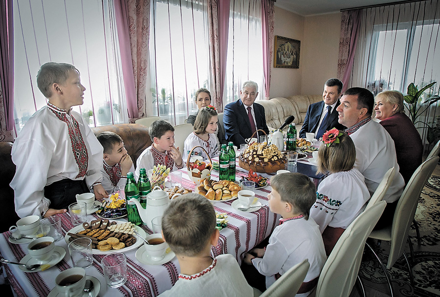 Родинний затишок у цій сім’ї припав до душі главі держави. Фото Михайла МAРКIВA