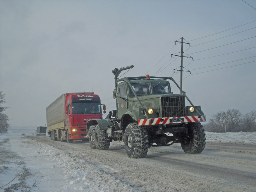 Машини високої прохідності допомагали в негоду іншим авто. Фото надане прес-службою УДСНС України в Чернівецькій області