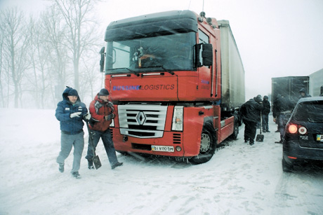 У Львівській області через заметіль та ожеледицю зупинився рух на багатьох дорогах. Фото з сайту zaxid.net