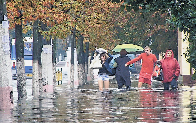 Велика вода прийшла і у міста. Фото УНІАН