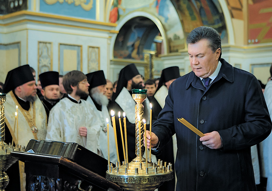 Свічки у церквах символізують прагнення до примирення та здорового глузду. Фото Михайла МAРКIВA