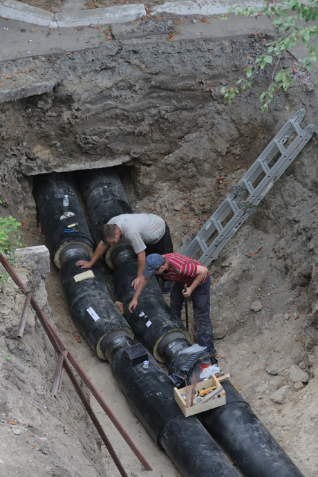 Ці труби гріють землю, а не квартири. Фото Світлани СКРЯБІНОЇ