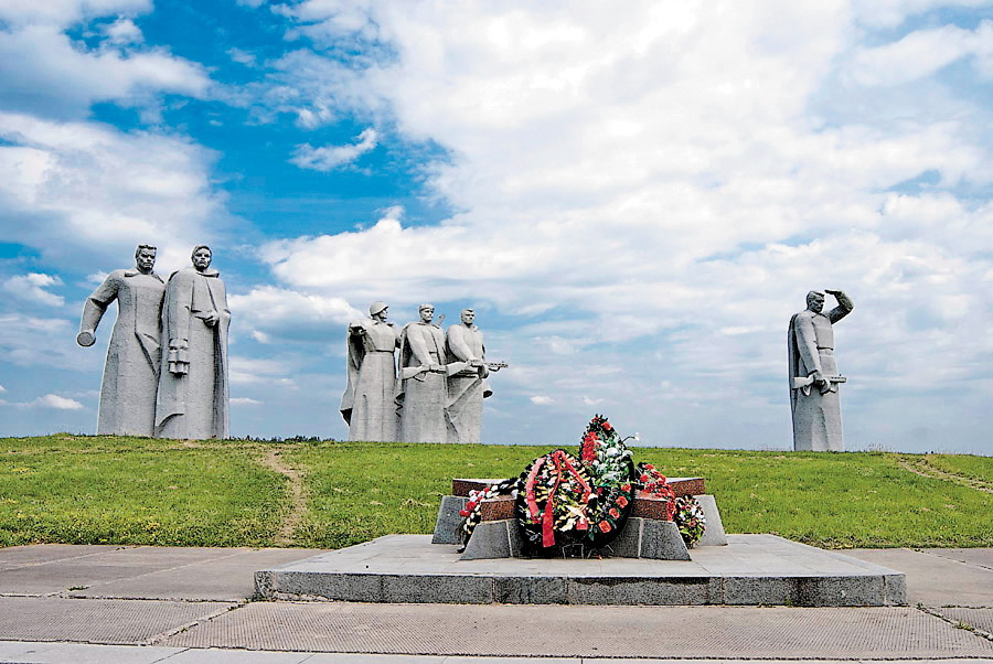 Мужність і стійкість перетворили звичайних піхотинців на билинних богатирів, які навіки застигли у полі під Дубосєковом. Фото надане автором