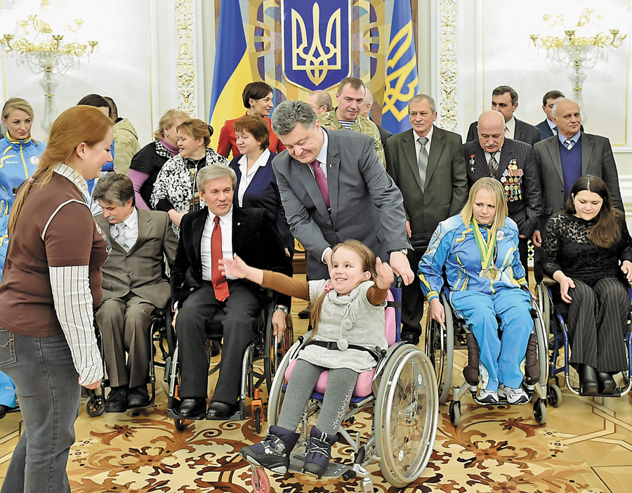 Влада обіцяє підтримати прагнення цих людей до повноцінного життя. Фото Миколи ЛАЗАРЕНКА