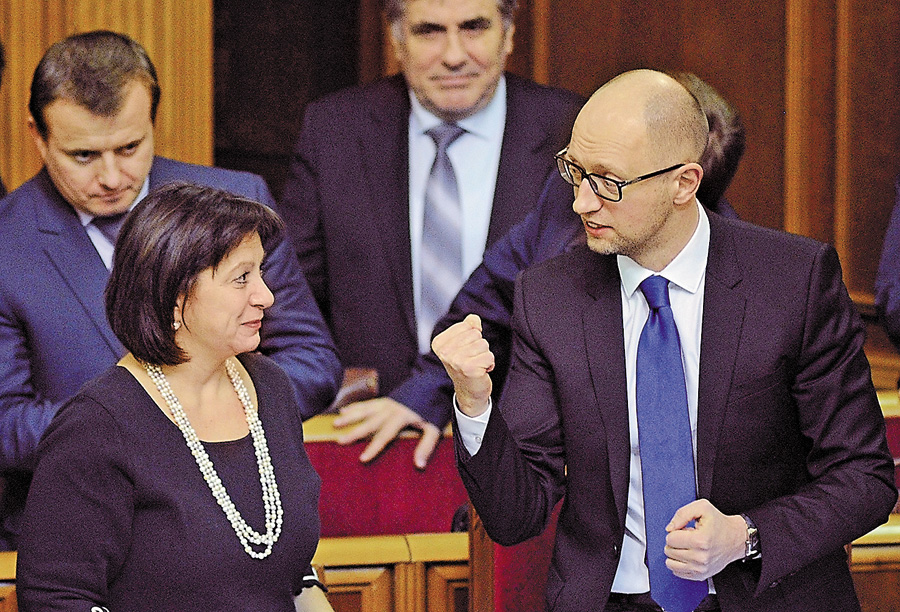 Прем’єр Арсеній Яценюк — міністру фінансів Наталії Яресько: доведеться шукати нові джерела наповнення державної скарбниці. Фото з сайту dyvys.in