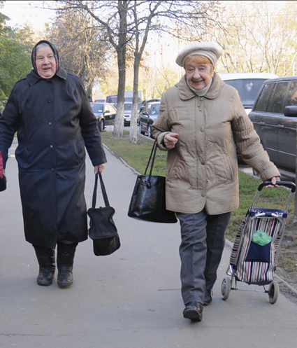 Літнім людям, а особливо тим, які не працюють, дуже важливо отримувати пенсії вчасно. Фото Володимира ЗАЇКИ 