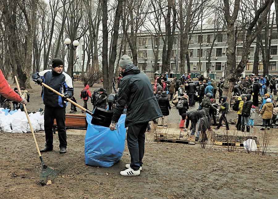 Час великого прибирання настав і в політиці. Фото Світлани СКРЯБІНОЇ