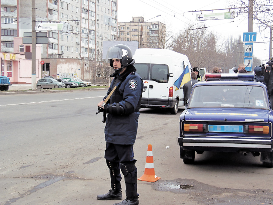 На блокпостах міста співробітники ДАІ оглядають транспорт спільно з озброєними міліціонерами. Фото автора