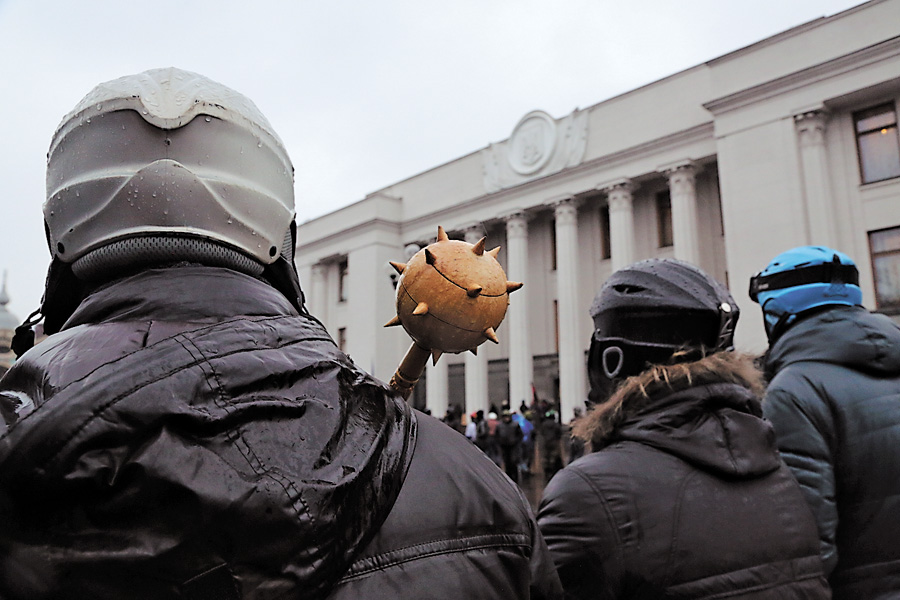 Люди вже втомилися від нещирості влади і чекають змін. Фото Світлани СКРЯБІНОЇ