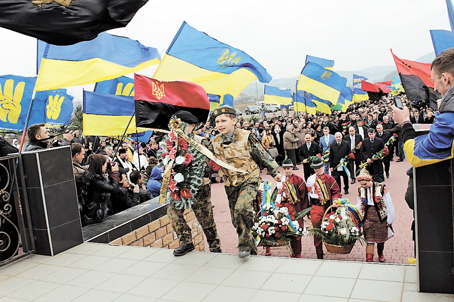 «Красне поле» в маєві прапорів. Фото автора