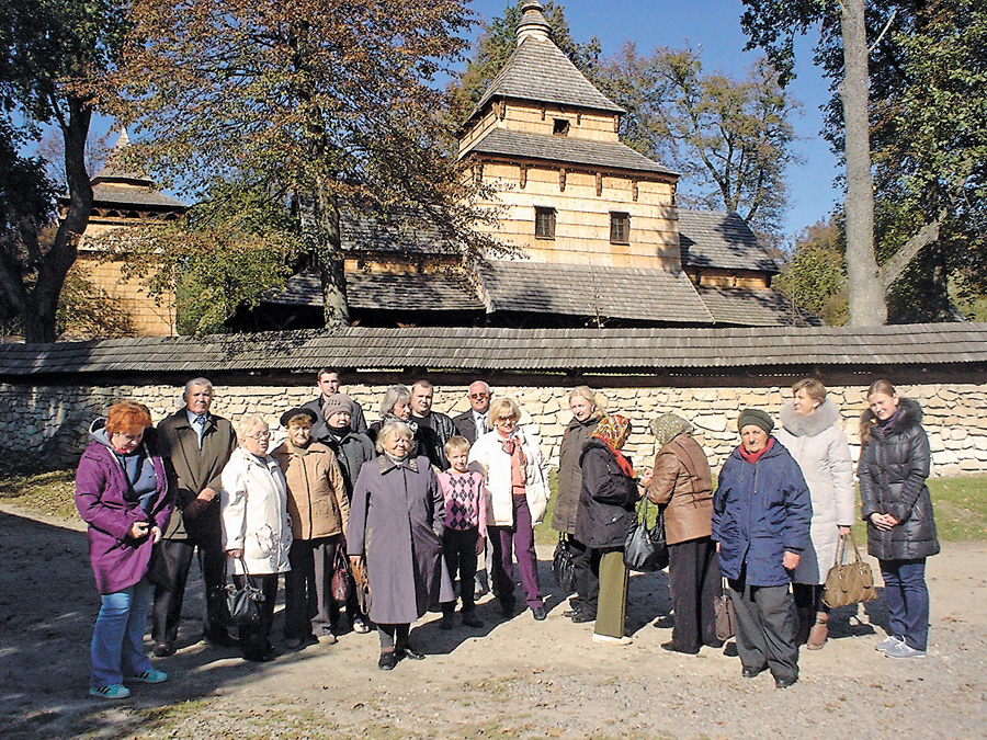 «Любачівці» зі Львівщини біля української церкви — пам’ятки культури ІХ століття в Радружі. Фото надане автором