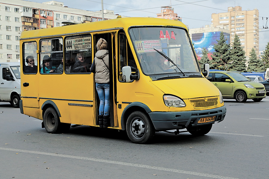 «Висіти» на підніжці маршрутки віднедавна стало ще дорожче. Фото Світлани СКРЯБІНОЇ