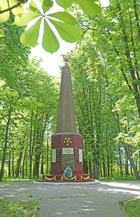 9 травня біля обеліска збирається все село