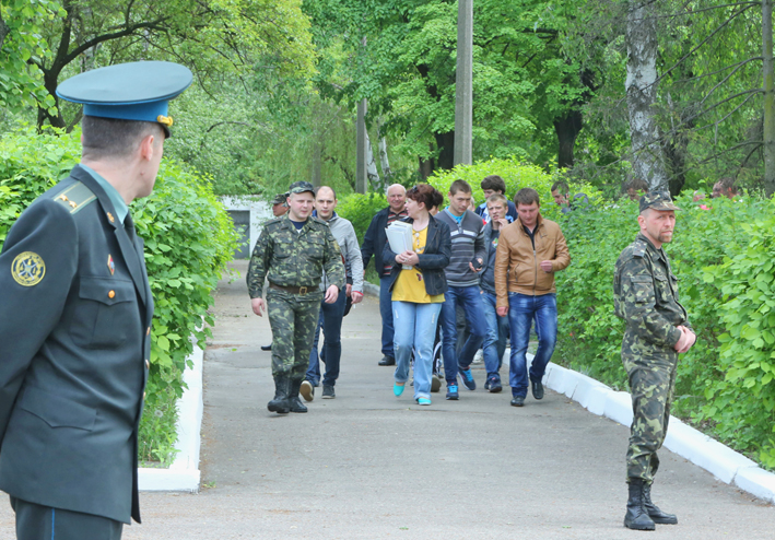 Серед призовників багато добровольців. Фото Світлани СКРЯБІНОЇ