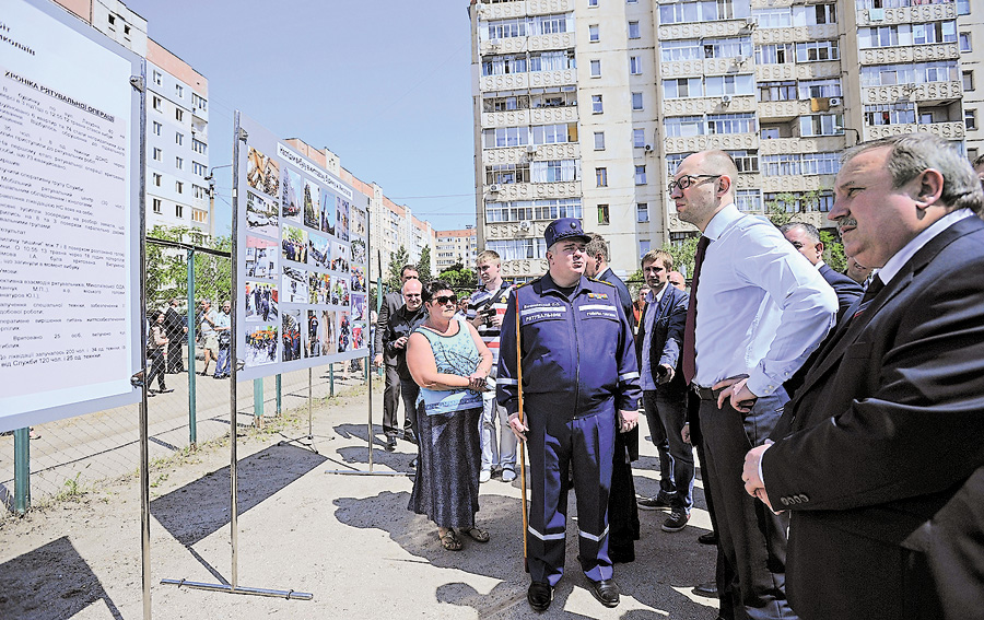 Прем’єр пообіцяв, що нові квартири матимуть таку саму площу, як і зруйновані. Фото з сайту kmu.gov.ua 