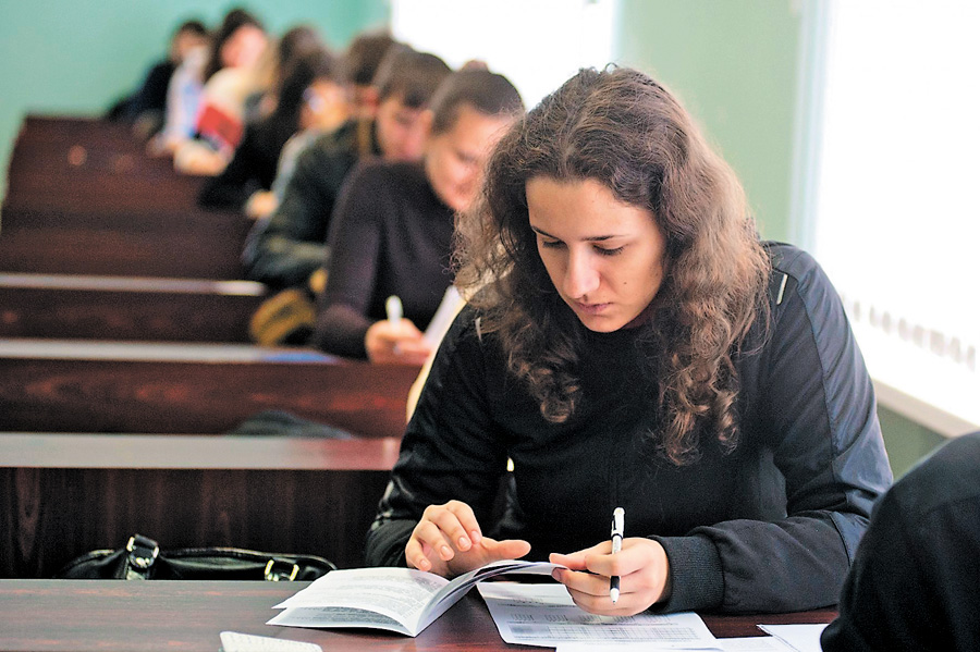 В одинадцятикласників настає найгарячіша пора року. Фото УНIAН