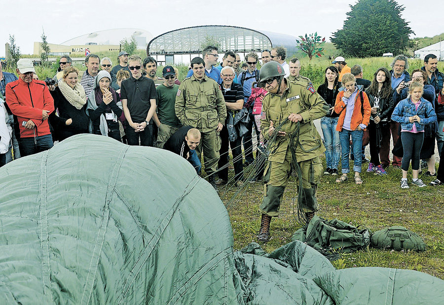 Однією з родзинок церемонії стала історична реконструкція подій. Фото Укрiнформу