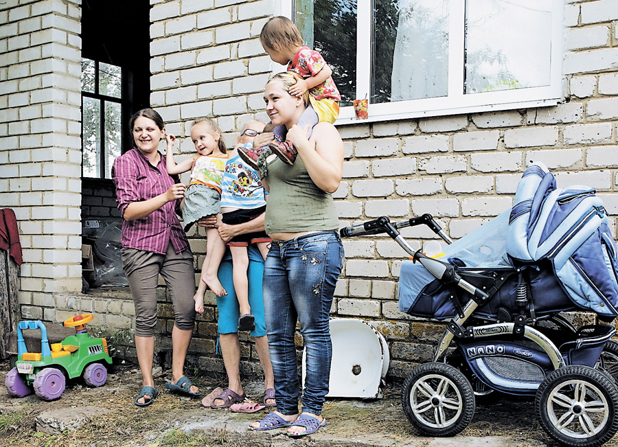 Хоч у гостях і добре, але все одно вдома краще. Переселенці мріють повернутися додому. Фото Укрiнформу