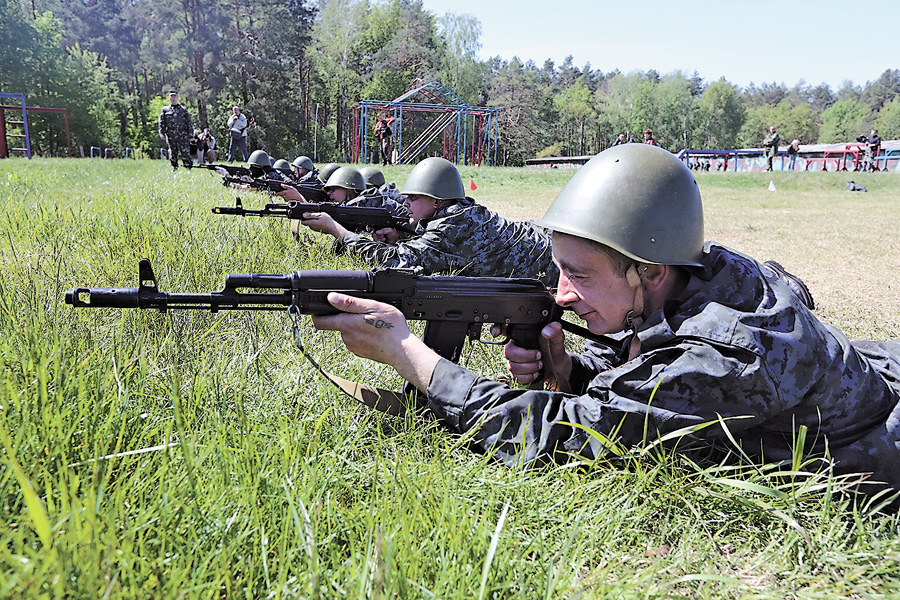 Нині понад 3 тисячі членів Нацгвардії проходять підготовку в територіальних командуваннях. Фото Oлександра ЛЕПЕТУХИ