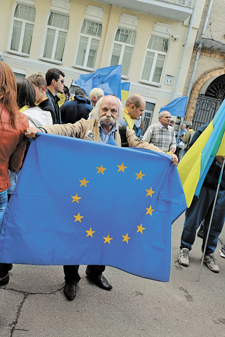 Бути ближчими до Європи хочуть і молоді, і літні люди. Фото Світлани СКРЯБІНОЇ