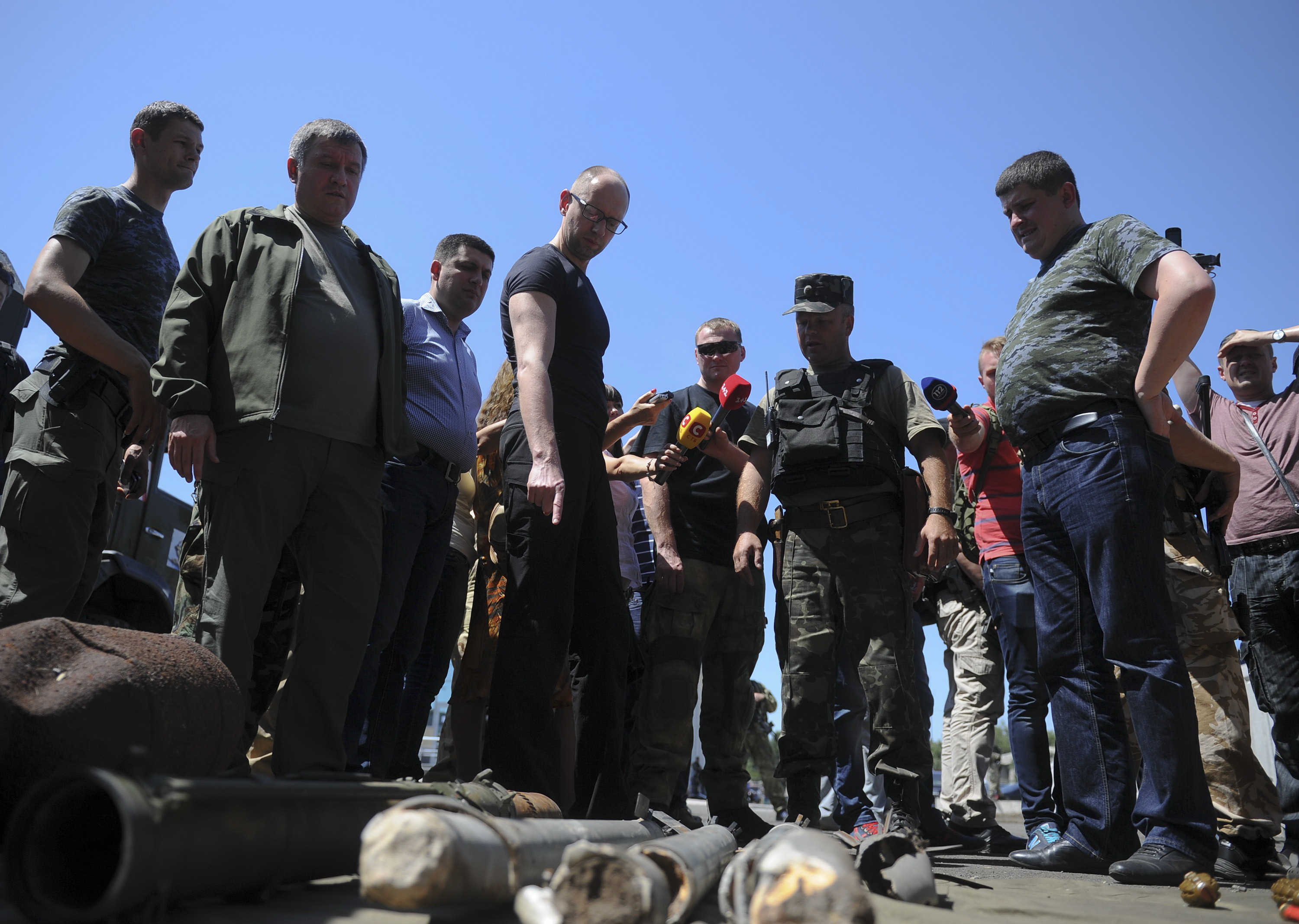 На залізничному вокзалі Прем’єру показали снаряди та вибухонебезпечні предмети, які було виявлено під час розмінування. Фото з сайту pravda.com.ua