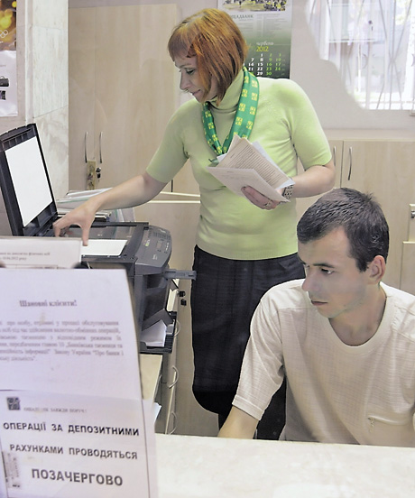 Банки також повинні нести відповідальність перед власниками депозитів. Фото Володимира ЗAЇКИ