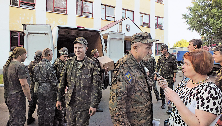 «Медикаментів під час бойових дій багато не буває», — зауважив керівник медслужби батальйону Валерій Заболотніков, який недавно змінив білий халат на камуфляжну форму, записавшись на службу добровольцем. Фото надане автором