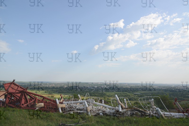 Телевежа нагадувала рештки динозавра, у хребті якого гуляє вітер