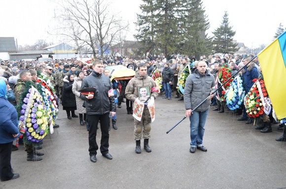 21 січня в с. Мошни Черкаського району сотні місцевих жителів прийшли провести в останню путь односельця Максима Преснякова – одного з «кіборгів», який захищав донецький аеропорт.