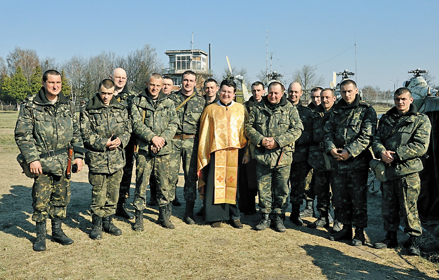 Священики — бажані гості і серед тиловиків. Під час візиту на Чернігівщину. Фото надане департаментом ПК УГКЦ у справах душпастирства силових структур України