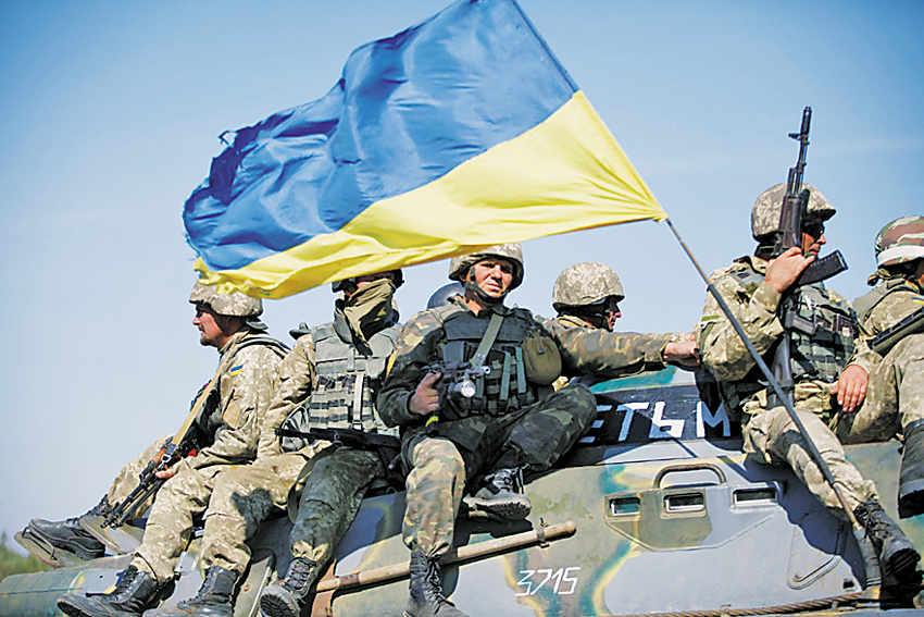 Піднімати бойовий дух солдатам допомагає і добре слово священика. Фото надане прес-службою Міноборони