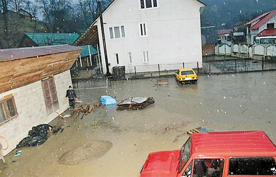 Під час паводка люди рятують і себе, і нажите. Фото автора