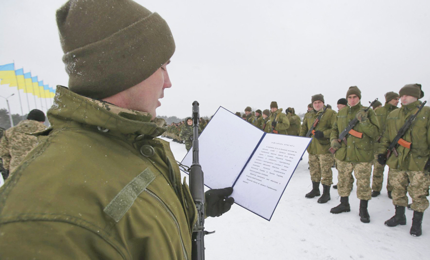 Призвані за четвертою хвилею мобілізації бійці склали військову присягу на вірність українському народові. Фото УНІАН