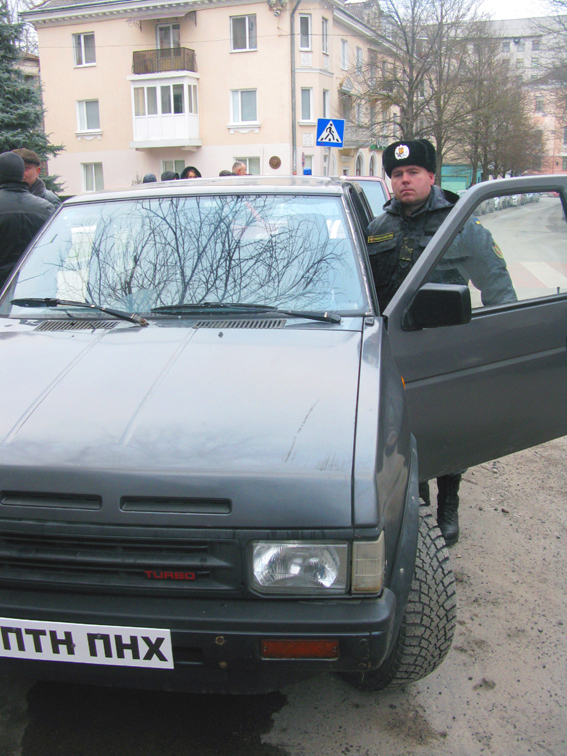 Позашляховик оглядає заступник командира батальйону Нацгвардії України Ярослав Котилянець. Фото автора