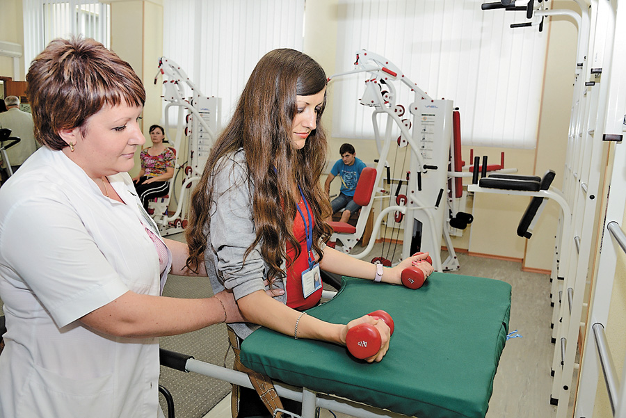 Процес реабілітації інвалідів фахівці прагнуть побудувати з урахуванням реалій життя. Фото Володимира ЗAЇКИ 