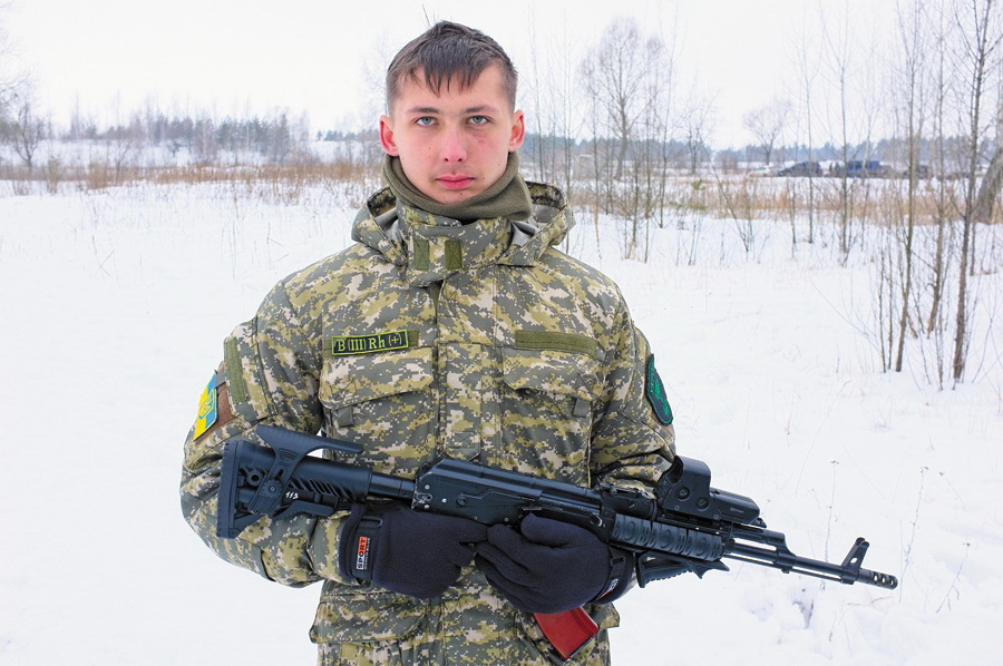 В’ячеслав Донгузов пройшов медичну комісію при Сумському міському військовому комісаріаті, оформив необхідні довідки і разом з іншим добровольцем вирушив… у зону АТО.  Фото Олександра БЄЛЯВСЬКОГО