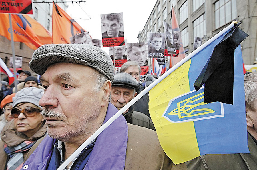 На акціях у російських містах впадала в око й українська символіка. Фото з сайту i.dailymail.co.uk