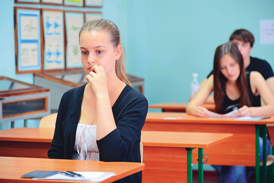 Одна з цьогорічних новацій ЗНО — запровадження тестів двох рівнів складності. Фото Володимира ЗAЇКИ