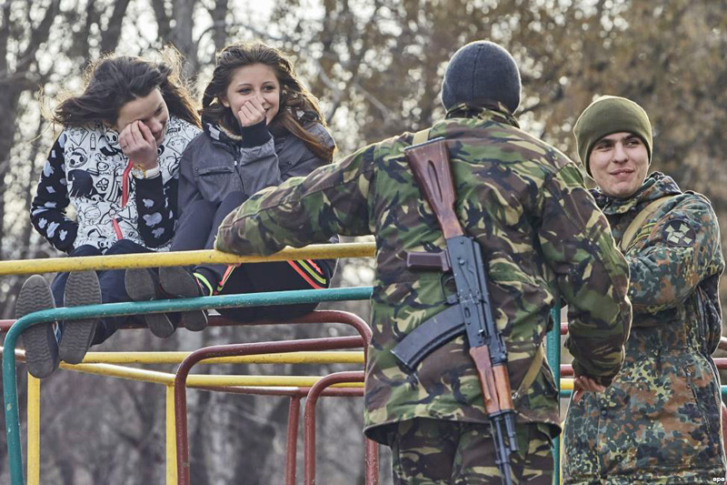 До зустрічі на дембелі... Навіть під час бойових дій життя не зупиняється. Фото з сайту radiosvoboda.ua