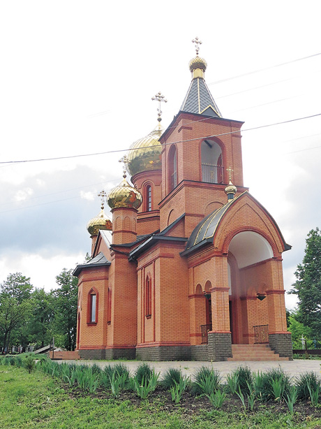 Звеселяє око новозбудована церква. Фото автора