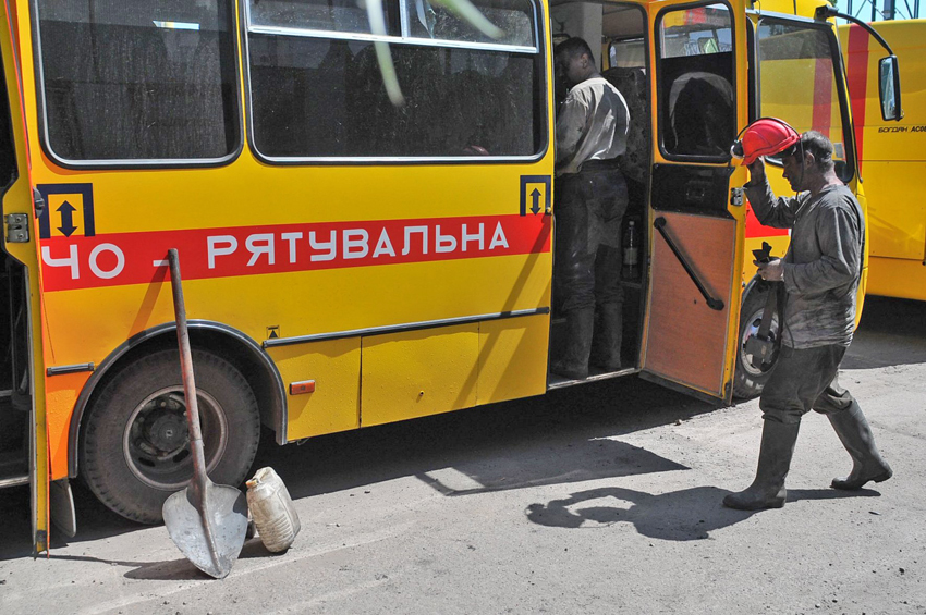 Лисичанські гірничорятувальники продовжують працювати, а ось зарплата їхня зависла. Фото УНІАН