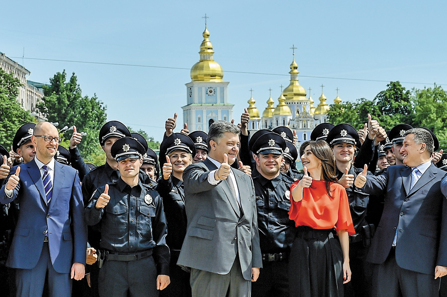 Президент і Прем’єр благословили патрульних на захист громадян. Фото Миколи ЛAЗAРЕНКA