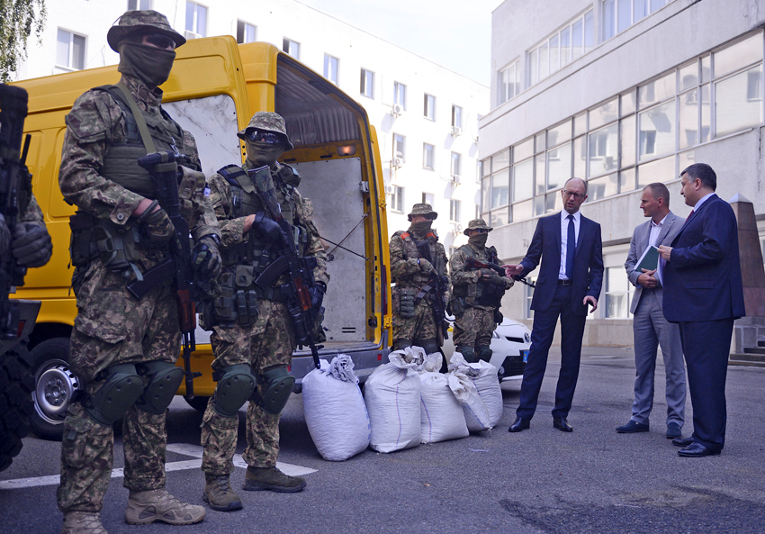 Арсеній Яценюк: гроші від реалізації бурштину отримає держбюджет. Фото з Урядового порталу