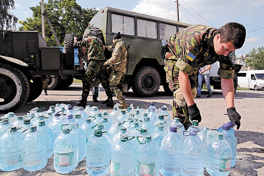 Наші хлопці допомагають місцевим жителям, чим можуть. Фото Володимира ЗАЇКИ