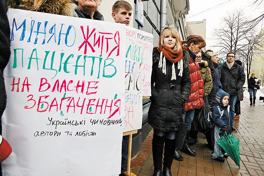 Поки одні люди не можуть жити без ліків, інші набивають власні кишені. Фото Володимира ЗАЇКИ