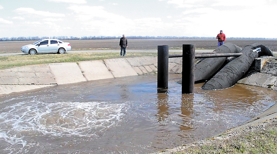 Пуск води в магістральний канал градизької зрошувальної системи Глобинського району. Фото надані автором