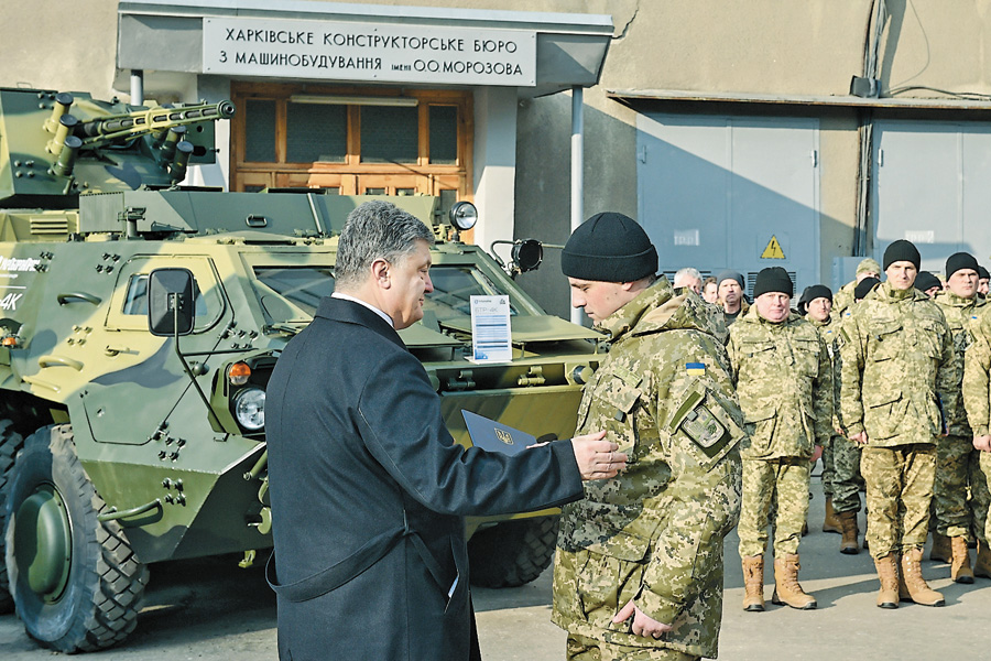 Нова бойова техніка надходить у війська. Фото Миколи ЛAЗAРЕНКA