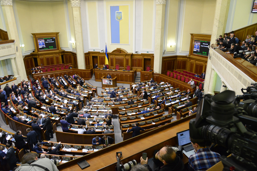 Учора депутати і закони ухвалювали, і формували коаліцію. 