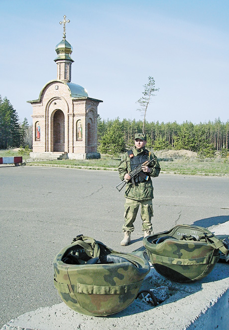 Наші бійці про всяк випадок чергують на блокпосту у повному спорядженні: супротивник дуже близько. Фото автора